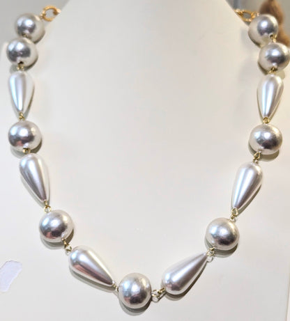 Hand-linked Vintage Pearls Long 22-inches Lobster Claw Handmade Sugar Gay Isber Bridal Rare Silver White 50s Cotton Pearls Gold Back Chaina