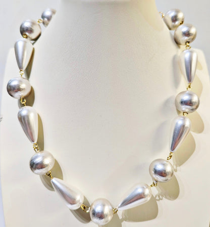 Hand-linked Vintage Pearls Long 22-inches Lobster Claw Handmade Sugar Gay Isber Bridal Rare Silver White 50s Cotton Pearls Gold Back Chaina