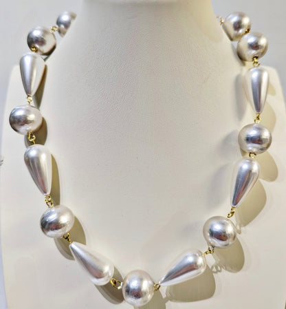 Hand-linked Vintage Pearls Long 22-inches Lobster Claw Handmade Sugar Gay Isber Bridal Rare Silver White 50s Cotton Pearls Gold Back Chaina